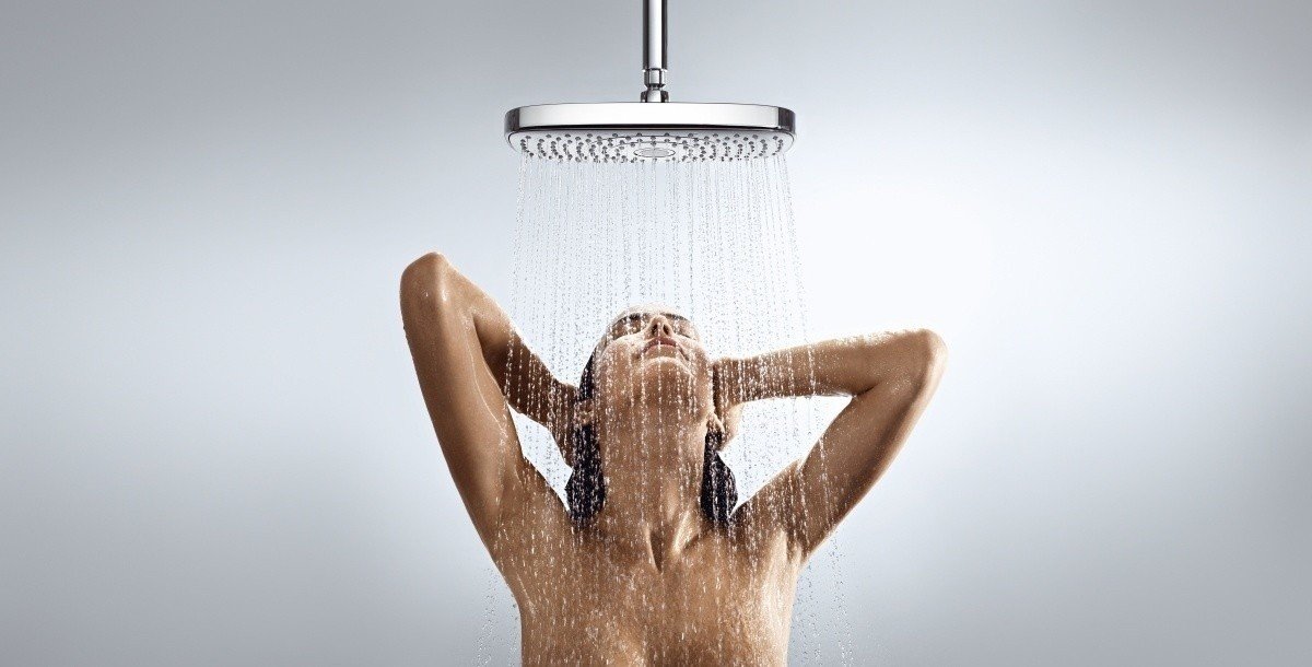 Грудастая девка моется в душе перед камерой